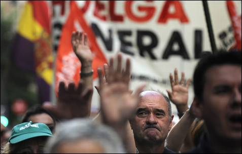 Los manifestantes levantan las manos durante la marcha en Bilbao.- AFP