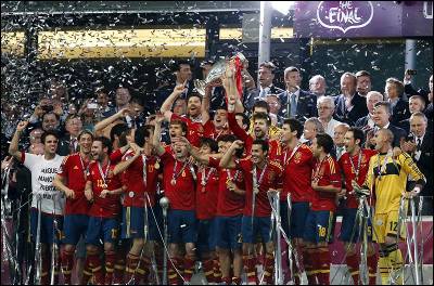 Los jugadores de la selección española de fútbol celebran su triunfo en la Eurocopa 2012.