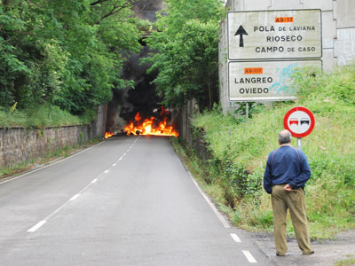 Una barricada corta la carretera a Langreo, en Asturias, durante la huelga general de las cuencas el 18 de junio.