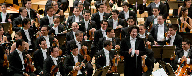 El director Gustavo Dudamel y la Orquesta Sinfónica de la Juventud Venezolana Simón Bolívar, durante el concierto de anteayer en Barcelona.