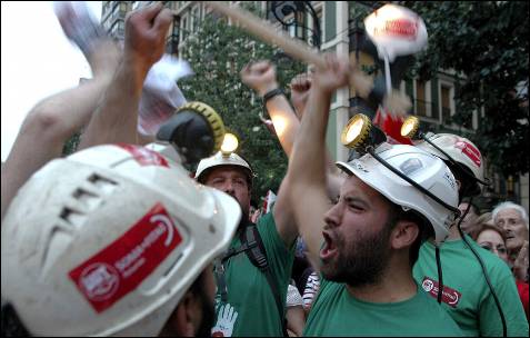 Un grupo de mineros participa en la manifestación convocada por los sindicatos en Gijón.- Juan González (EFE)