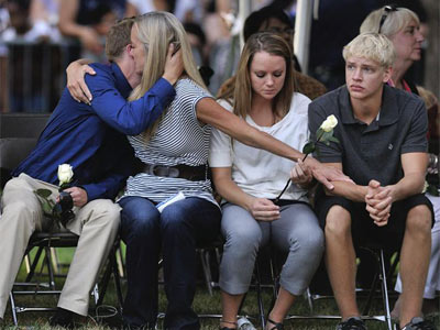 Familiares de las víctimas del tiroteo de Denver, Colorado (EE.UU.), asisten a una ceremonia en memoria de los fallecidos en Aurora. EFE/Bob Pearson