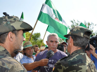 El líder del SAT, Diego Cañamero, charla con los militares tras la ocupación de una finca. (Foto publicada en la página del sindicato)