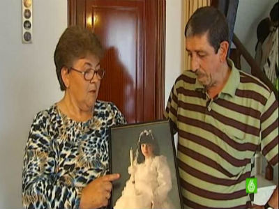 Los padres de Mónica Suárez muestran una foto de su hija el día de la comunión. LASEXTA NOTICIAS.