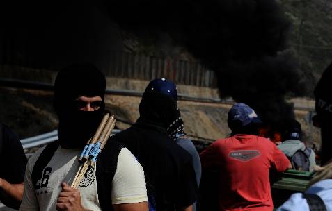 Un grupo de mineros prepara barricadas en Ciñera - REUTERS