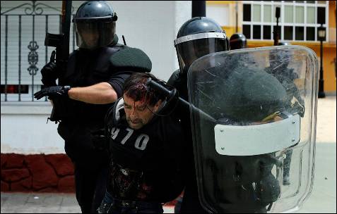 Dos agentes de la guardia civil con uno de los heridos - REUTERS