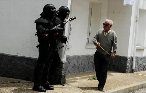 Un habitante de Ciñera pregunta a dos agentes de la Guardia Civil si puede caminar hasta su casa - REUTERS