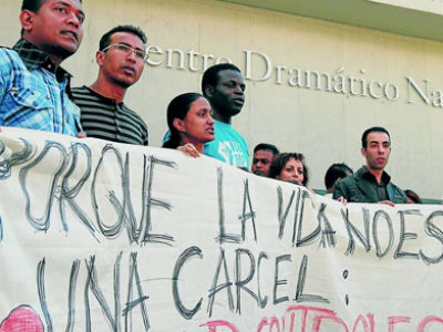 Un grupo de inmigrantes protesta contra las 'redadas selectivas'. REYES SEDANO