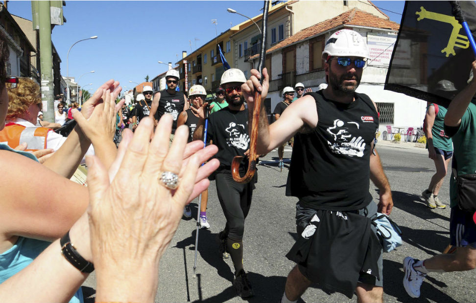 Los mineros que forman parte de la marcha negra, hacen su entrada en la localidad segoviana de San Rafael al concluir la decimosexta etapa en su viaje hacia Madrid. EFE/Juan Martín Misis