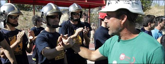Bomberos en huelga y vecinos de Las Rozas dan la bienvenida a los mineros - EFE