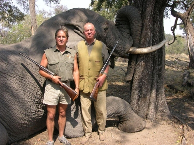 El Rey Juan Carlos posa frente al cuerpo de un elefante abatido.