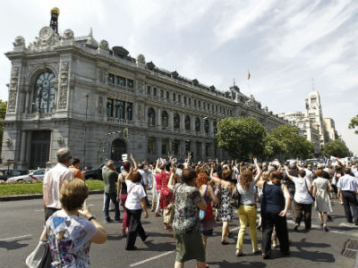 Funcionarios se manifiestan por la calle Alcalá contra los últimos recortes de Rajoy en pasado miércoles 25 de julio. EFE/Ballesteros