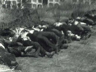 Cadáveres de republicanos fusilados en Badajoz, frente al cementerio.
