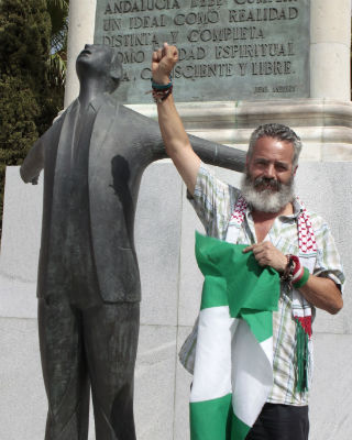 Sánchez Gordillo ante el monumento a Blas Infante este sábado.
