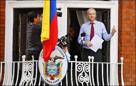 El fundador de WikiLeaks, el australiano Julian Assange, se dirige a los medios y a sus seguidores desde un balcón de la embajada de Ecuador en Londres, Reino Unido.