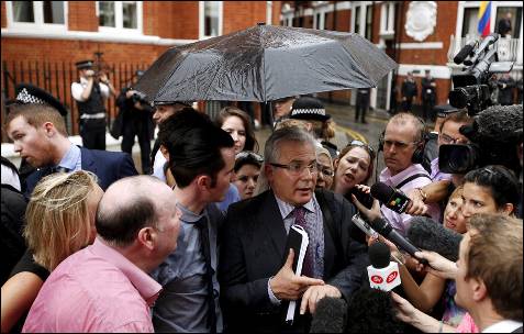 El exjuez español Baltasar Garzón, abogado del fundador de WikiLeaks, Julian Assange, realiza declaraciones a la entrada de la embajada de Ecuador en Londres, Reino Unido.