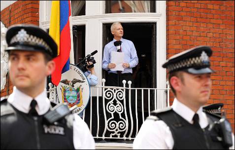La policía ha vigilado de cerca la intervención de Assange desde un balcón de la embajada ecuatoriana en Londres.