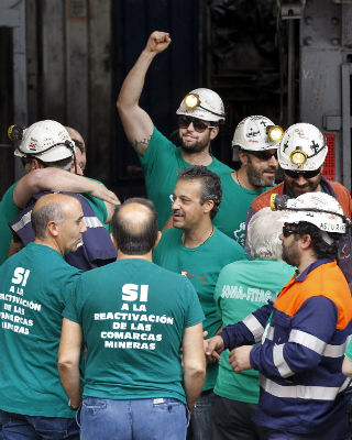 Cinco de los seis mineros del pozo San Nicolás (Mieres) que abandonaron esta tarde el encierro (con cascos y gafas oscuras). EFE