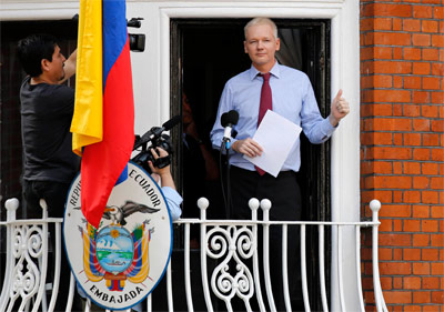 Assange, en un balcón de la embajada ecuatoriana en Londres. -