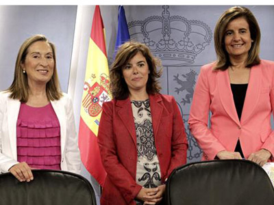 Las ministra de Empleo, Fátima Báñez (derecha), junto a la portavoz del Gobierno, Soraya Sáenz de Santamaría y la titular de Fomento, Ana Pastor, durante la rueda de prensa posterior al Consejo de Ministros.