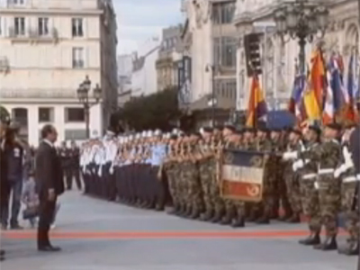 Dos banderas republicanas ondean frente a François Hollande en el 68 aniversario de la liberación de París.