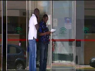 Dos inmigrantes en la puerta de un Centro de Salud. ARCHIVO PÚBLICO