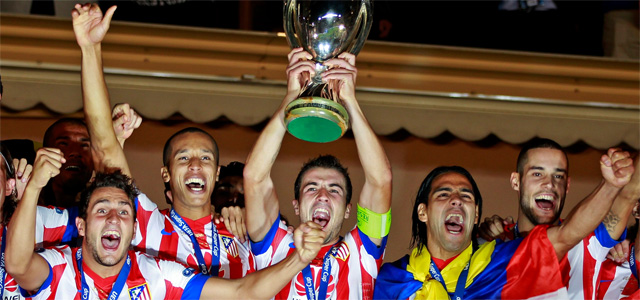 Gabi levanta el trofeo de la Supercopa de Europa. REUTERS/Eric Gaillard