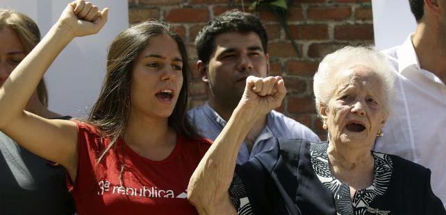 Concha Carretero, detenida junto a las 'trece rosas', durante el acto de hoy en La Almudena.