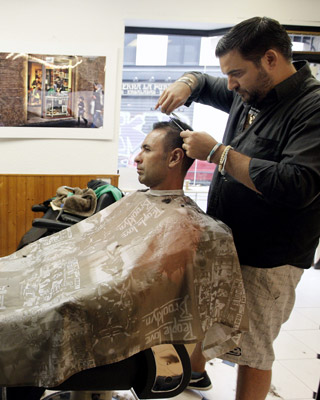 La aplicación de la subida del IVA en las peluquerías podría afectar al 20% de los trabajadores del sector en el País Valencià.