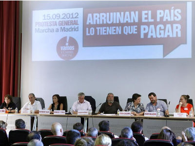Imagen de los participantes de la segunda reunión de la Cumbre Social, celebrada el 10 de septiembre de 2012 en Madrid.