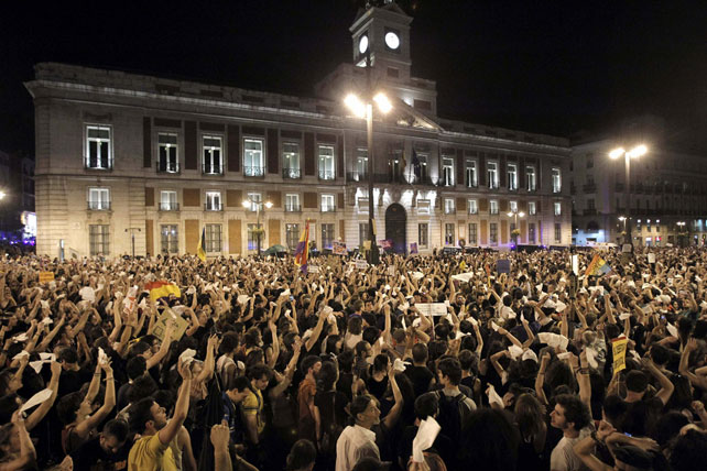 Los indignados protagonizan su grito mudo en la Puerta del Sol de Madrid a las 00.00 horas del pasado 12 de mayo de 2012. Culminaba así el primer aniversario del Movimiento 15-M.-
