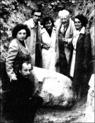 La familia Pradal y Alfonso Guerra junto al busto de Pablo Iglesias