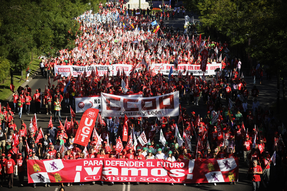 Diferentes marchas ciudadanas han recorrido este sábado el centro de Madrid antes de confluir en la plaza de Colón de la capital.