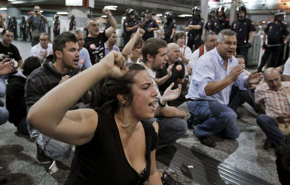 Un grupo de manifestantes, en la madrileña estación de trenes de Atocha a primera hora de hoy, durante la jornada de huelga  contra la liberación del sector ferroviario, que llevan a cabo hoy los trabajadores de Renfe en todo España. EFE/Emilio Naranjo