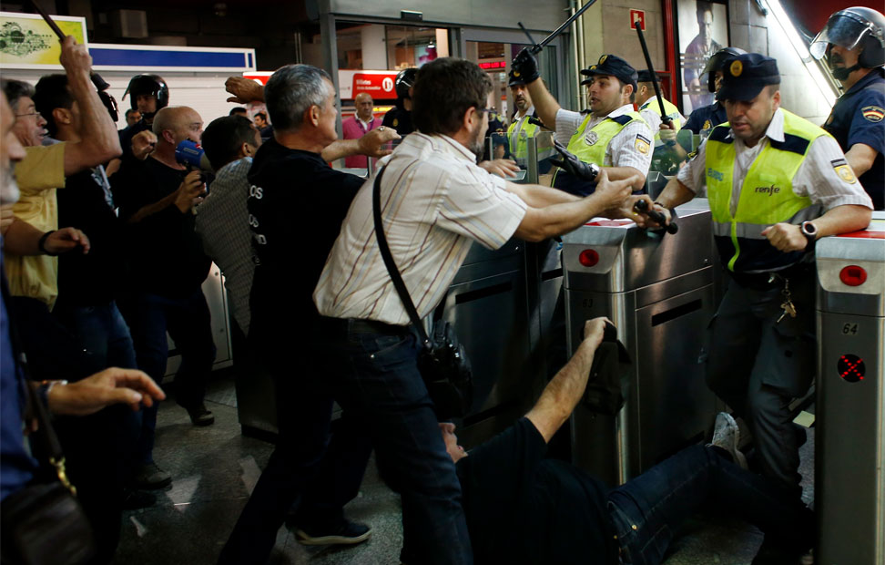 Guardias de seguridad y la Policía cargan contra los piquetes. REUTERS/Susana Vera