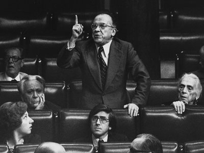 Fotografía de archivo, del 26 de julio de 1977, de Carrillo durante una intervención en el pleno del Congreso de los Diputados. EFE