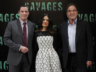 Oliver Stone, junto a John Travolta y Salma Hayek, en la presentación de 'Salvajes'.