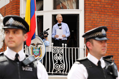 Julian Assange lee una declaración a la prensa desde el balcón de la Embajada de Ecuador en Londres, el pasado agosto