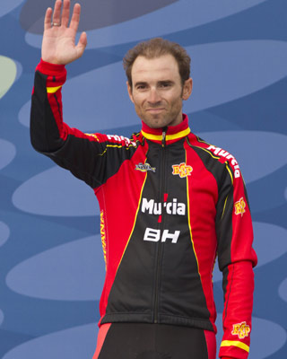 Valverde, en el podio, tras lograr el bronce en el mundial de ciclismo en ruta. REUTERS