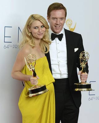 os actores Claire Danes y Damian Lewis posan con sus premios como mejores en una serie dramática por sus trabajo en 'Homeland'.