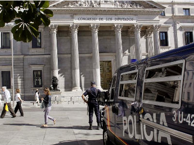 Un furgón de Policía Nacional, este lunes, ante el Congreso de los Diputados donde se va a desplegar con más de 1.300 agentes.