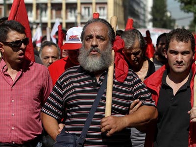 Trabajadores griegos se manifiestan durante la jornada de 24 horas de huelga general convocada hoy. EFE