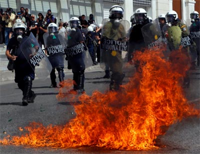 Choques aislados entre policías y manifestantes en Atenas durante la huelga. REUTERS