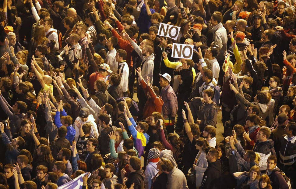 Los manifestantes alzan los brazos en la plaza de Neptuno.