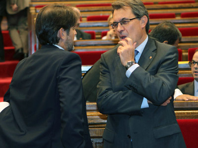 El presidente de la Generalitat de Cataluña, Artur Mas y el portavoz de CiU, Oriol Pujol, esta tarde en el Parlament. EFE