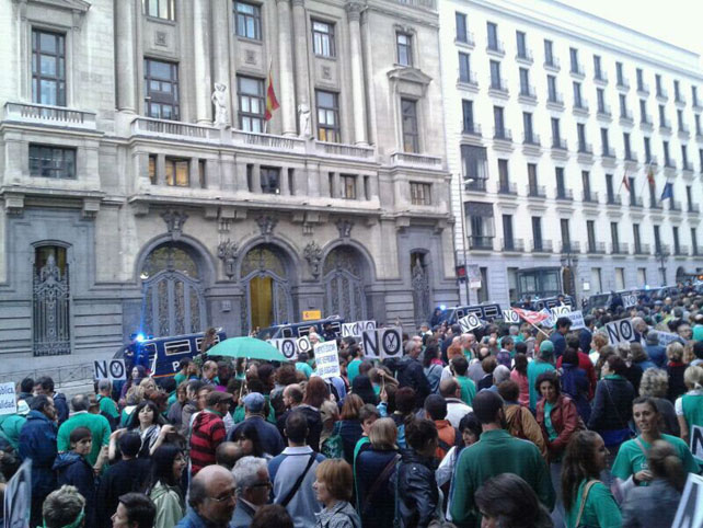 La manifestación de la comunidad educativa contra los recortes, esta tarde en Madrid.-