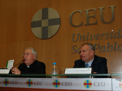 Reig (izquierda), durante la I Jornada sobre la familia que organiza la Universidad CEU - A.T.