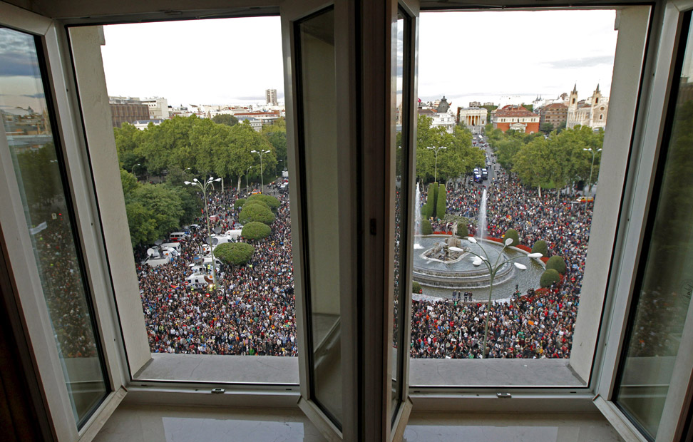 Vista de la plaza de Neptuno de Madrid donde gran número de personas se han congregado esta tarde, convocados por la Coordinadora 25S dentro de la iniciativa 'Rodea el Congreso'. EFE/ANGEL DIAZ