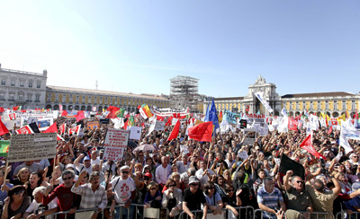 Manifestantes convocados por el CGTP, el sindicato mayoritario de Portugal, se reunen en la Plaza de Comercio de la capital lusa para protestar contra los últimos recortes del Gobierno. MARIO CRUZ / EFE
