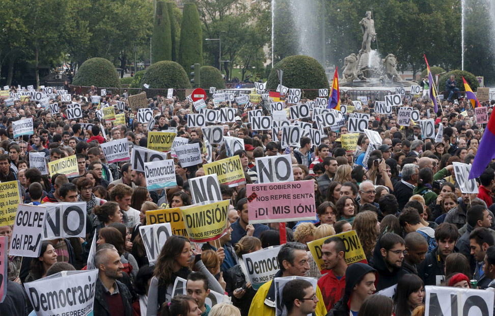 Manifestantes en Neptuno dicen 'No' a los recortes del Ejecutivo de Rajoy. REUTERS